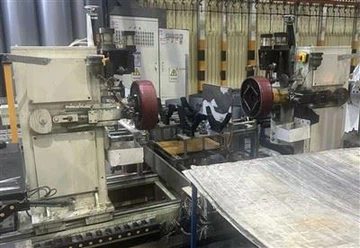 Stroj za urezovanje s dvostrukom glavom